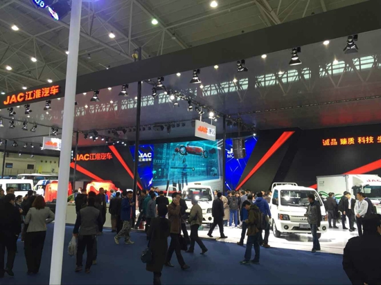 江淮汽車展臺現(xiàn)場人氣火爆.jpg