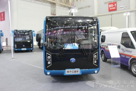 揚(yáng)子江客車展示6米窄體純電動城市客車 (1).jpg
