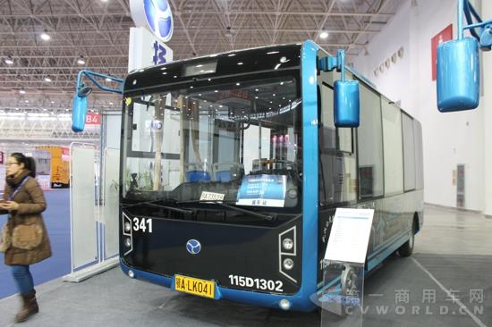 揚(yáng)子江客車展示6米純電動城市客車 (3).jpg