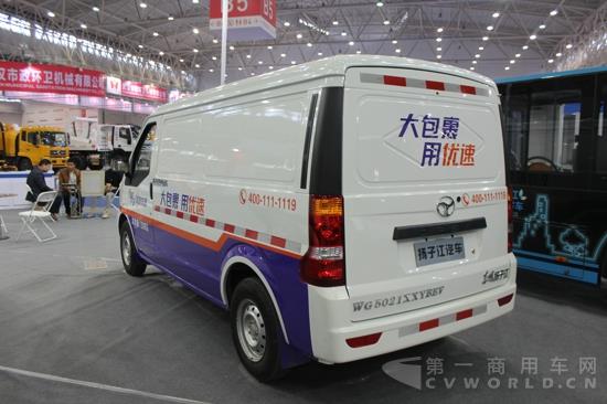揚(yáng)子江客車展示純電動廂式運(yùn)輸輕客 (6).jpg