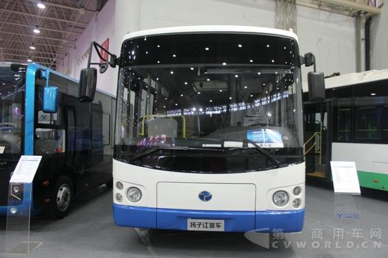 揚(yáng)子江客車展示8米純電動城市客車 (1).jpg