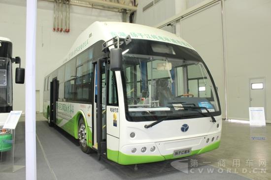 揚(yáng)子江客車展示12米純電動城市客車 (2).jpg