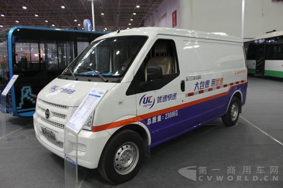 揚(yáng)子江客車展示純電動廂式運(yùn)輸輕客 (3).jpg