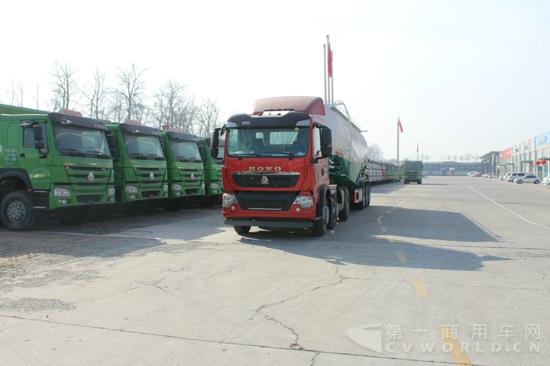 竇店汽車城內(nèi)春節(jié)期間冷冷清清.jpg