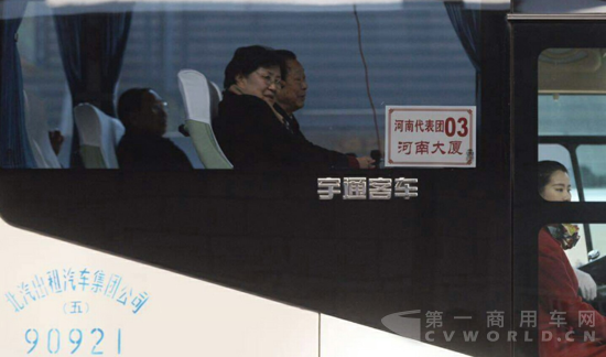 124輛宇通客車接送與會(huì)代表1.png