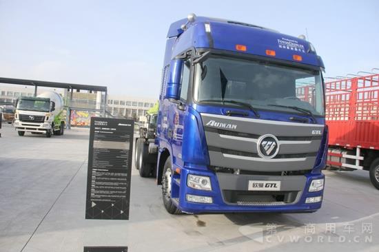 場(chǎng)外展出的歐曼GTL高頂6X4牽引車 (8).jpg