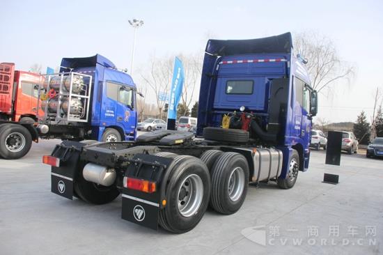 場(chǎng)外展出的歐曼GTL高頂標(biāo)準(zhǔn)地板6X4牽引車 (5).jpg