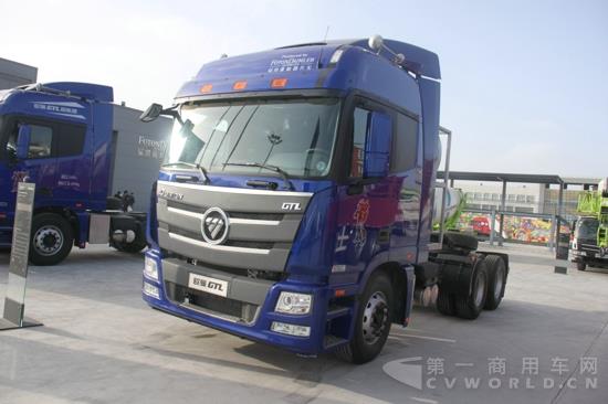 場(chǎng)外展出的歐曼GTL高頂標(biāo)準(zhǔn)地板6X4牽引車 (8).jpg