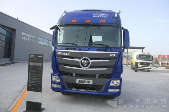 場(chǎng)外展出的歐曼GTL高頂高地板6X4牽引車 (7).jpg