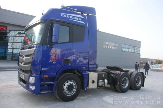 場(chǎng)外展出的歐曼GTL高頂高地板6X4牽引車 (4).jpg