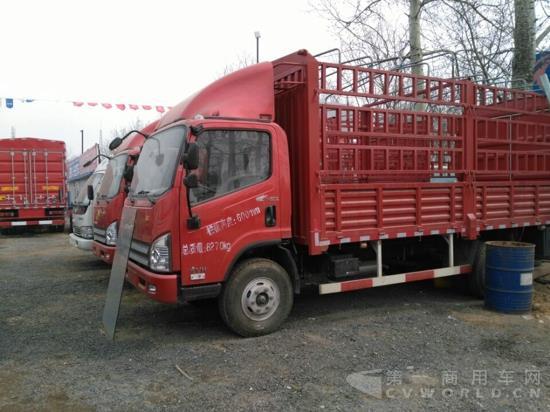 ?？吭谑袌鰞?nèi)的卡車.jpg
