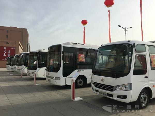 安凱美麗中國(guó)行第四季銀川站展車(chē)2.jpg