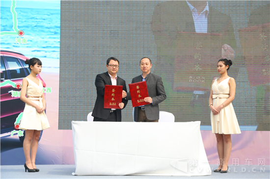 12、李元?jiǎng)傧壬ㄖ杏遥y手邱楠先生（中左）共同簽署采購(gòu)意向書.png
