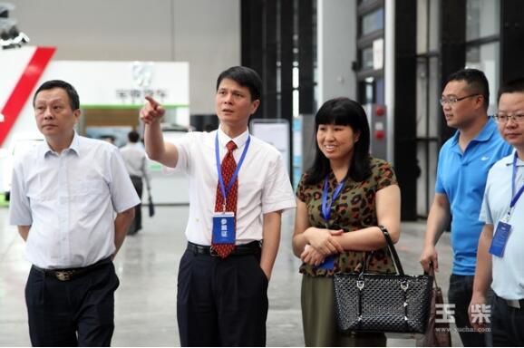 古堂生向玉林市副市長周艷萍（前左三）介紹玉柴展館.jpg
