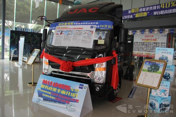 店內(nèi)的帥鈴康明斯車型.jpg