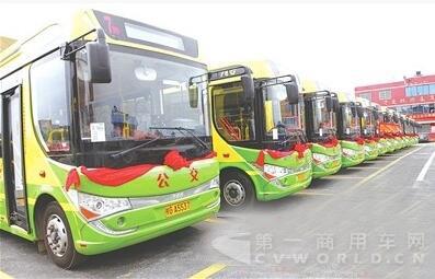 來(lái)賓純電動(dòng)公交車上路試跑.jpg