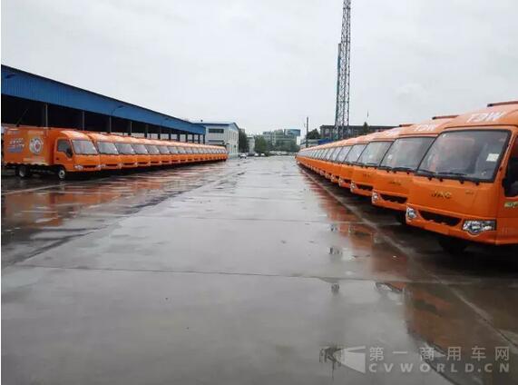 首批交付車(chē)輛50臺(tái)，威武排開(kāi).jpg