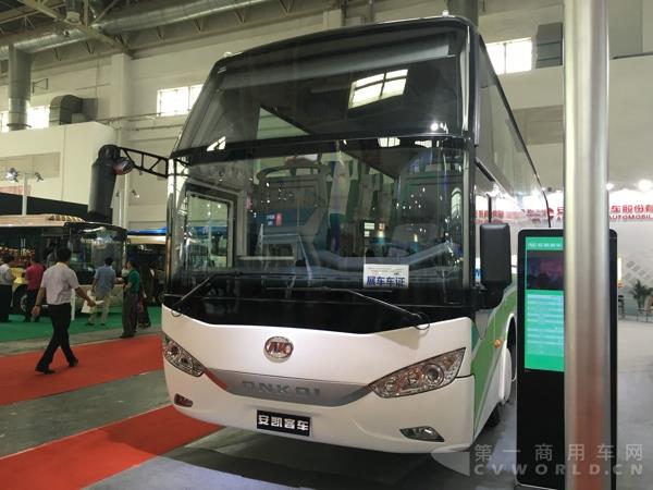 現(xiàn)場展車2.jpg