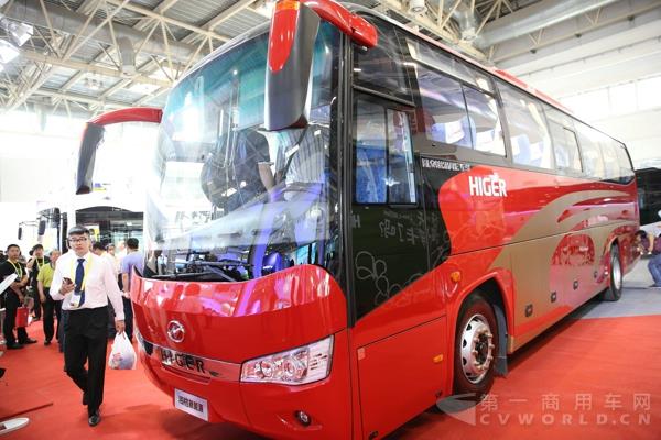 展會(huì)現(xiàn)場(chǎng)的混合動(dòng)力公路大巴車(chē) (2).jpg