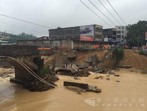 暴雨致橋塌.jpg