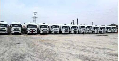 上汽紅巖杰獅?；愤\輸車陜北交車2.jpg