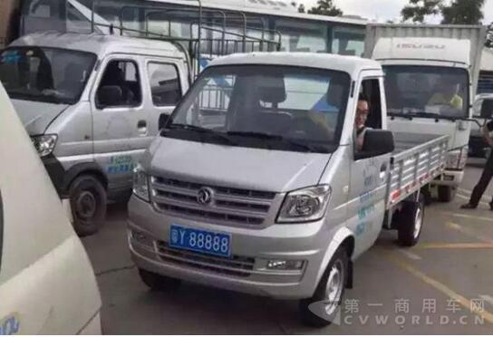 2萬貨車掛百萬豪牌.jpg