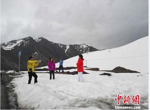 天山公路一路景色美不勝收，且非常涼爽，吸引大量游客來此避暑。.jpg