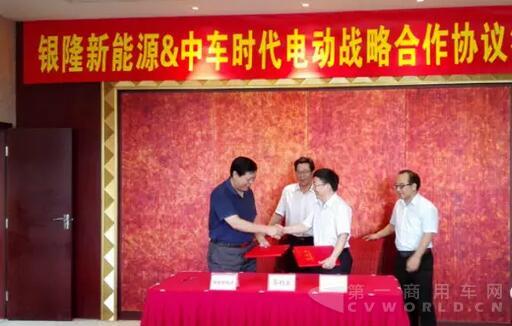魏銀倉(cāng)董事長(zhǎng)與申宇翔董事長(zhǎng)親切握手，慶祝戰(zhàn)略合作協(xié)議簽訂3.jpg