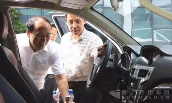 來(lái)賓們?cè)嚦宋宜旧a(chǎn)的新能源電動(dòng)汽車.jpg