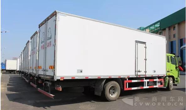 十輛只是開(kāi)始 首批豪瀚冷藏車成功交付2.jpg