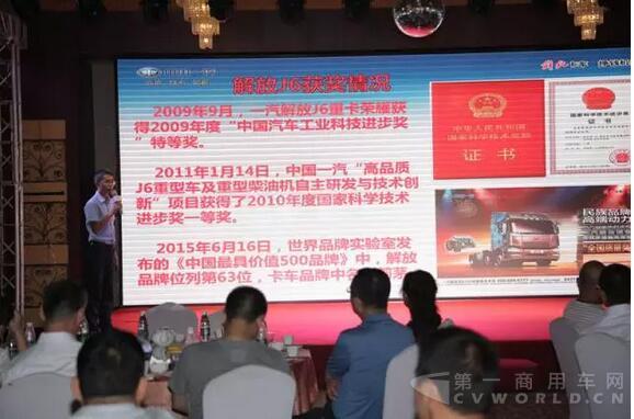 河北駿馳大客戶經(jīng)理李志鋒在現(xiàn)場為用戶進(jìn)行產(chǎn)品講解.jpg
