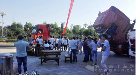 中國重汽T7H牽引車走進河南西峽.png