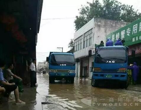 抗洪賑災一線，總有江淮輕卡的身影9.jpg