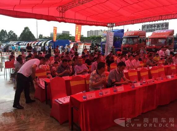 中國重汽HOWO輕卡一天訂出179臺，用戶看中它什么？2.jpg