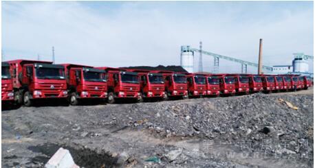 40輛中國(guó)重汽自卸車交付寧夏煤業(yè)用戶.jpg