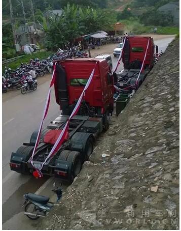 越南小伙開中國重汽卡車迎娶新娘4.jpg