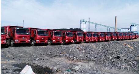 40輛中國(guó)重汽自卸車(chē)交付寧夏煤業(yè)用戶(hù).jpg