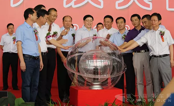 與會領(lǐng)導(dǎo)一起宣布國軒高科直屬三廠正式投產(chǎn).png