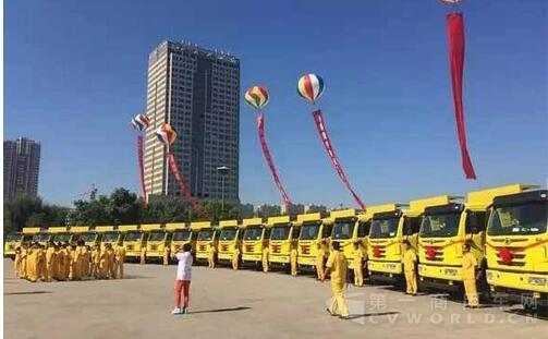 解放天V渣土車交付菏澤用戶.jpg