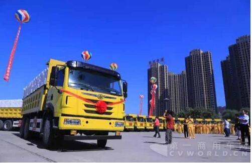 解放天V渣土車交付菏澤用戶2.jpg