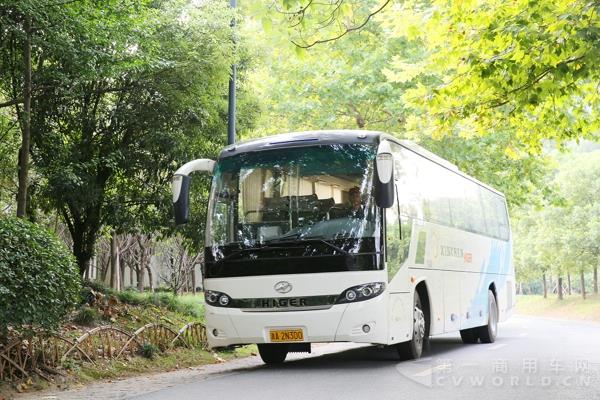 峰會(huì)期間服務(wù)內(nèi)場(chǎng)外媒接送的海格KLQ6115客車(chē)(2).jpg