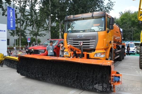聯(lián)合卡車底盤改裝的機(jī)場除雪車 (3).jpg