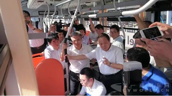 萬勇市長體驗揚子江威龍G52“泰歌號”氫燃料電池純電動城市客車.jpg