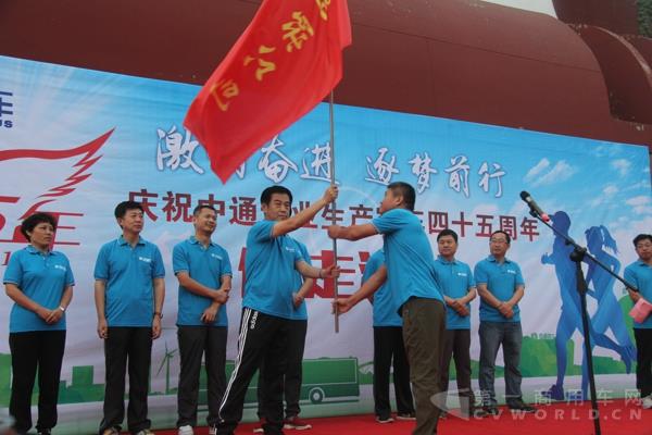 董事長(zhǎng)為國(guó)際公司授旗.jpg