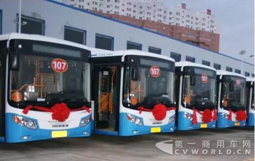 搭載世界領(lǐng)先銀隆鈦電池技術(shù)的銀隆新能源純電動(dòng)客車(chē).jpg