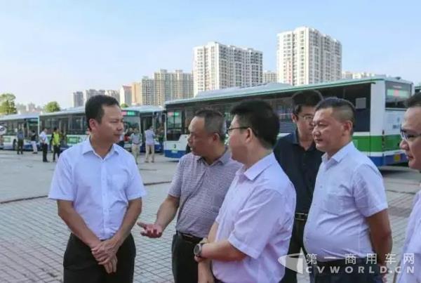 李耿堅(jiān)副市長(zhǎng)聽取營銷一部副總經(jīng)理杜榮生介紹銀隆鈦電池的優(yōu)勢(shì).webp.jpg