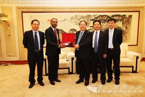 馬純濟(jì)會(huì)見(jiàn)供應(yīng)商及國(guó)內(nèi)外大客戶代表.jpg