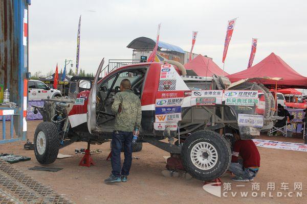 比賽途中因惡劣路況而損壞的某車隊賽車.JPG