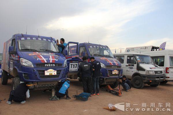 賽車正在進行簡單維修和休整.JPG