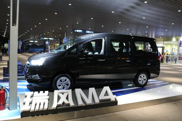發(fā)布會現(xiàn)場展示的瑞風(fēng)M4.jpg